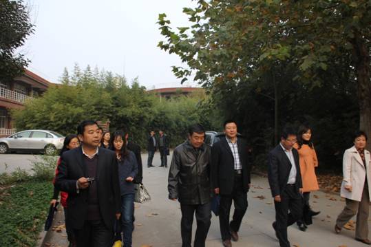 潍坊一中领导陪同参观学校校园